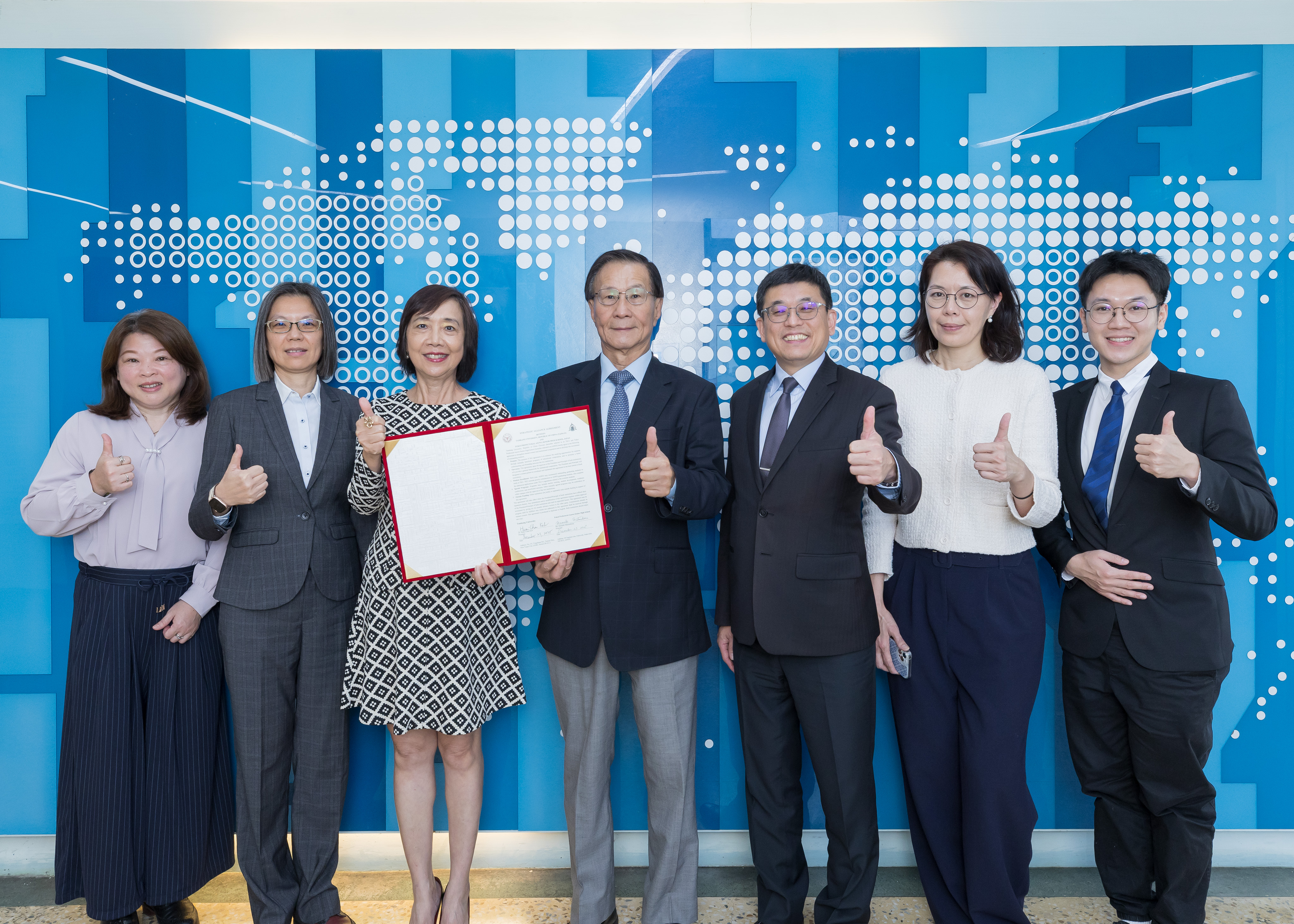 與福井縣立足羽高等學校線上簽署策略聯盟協議書