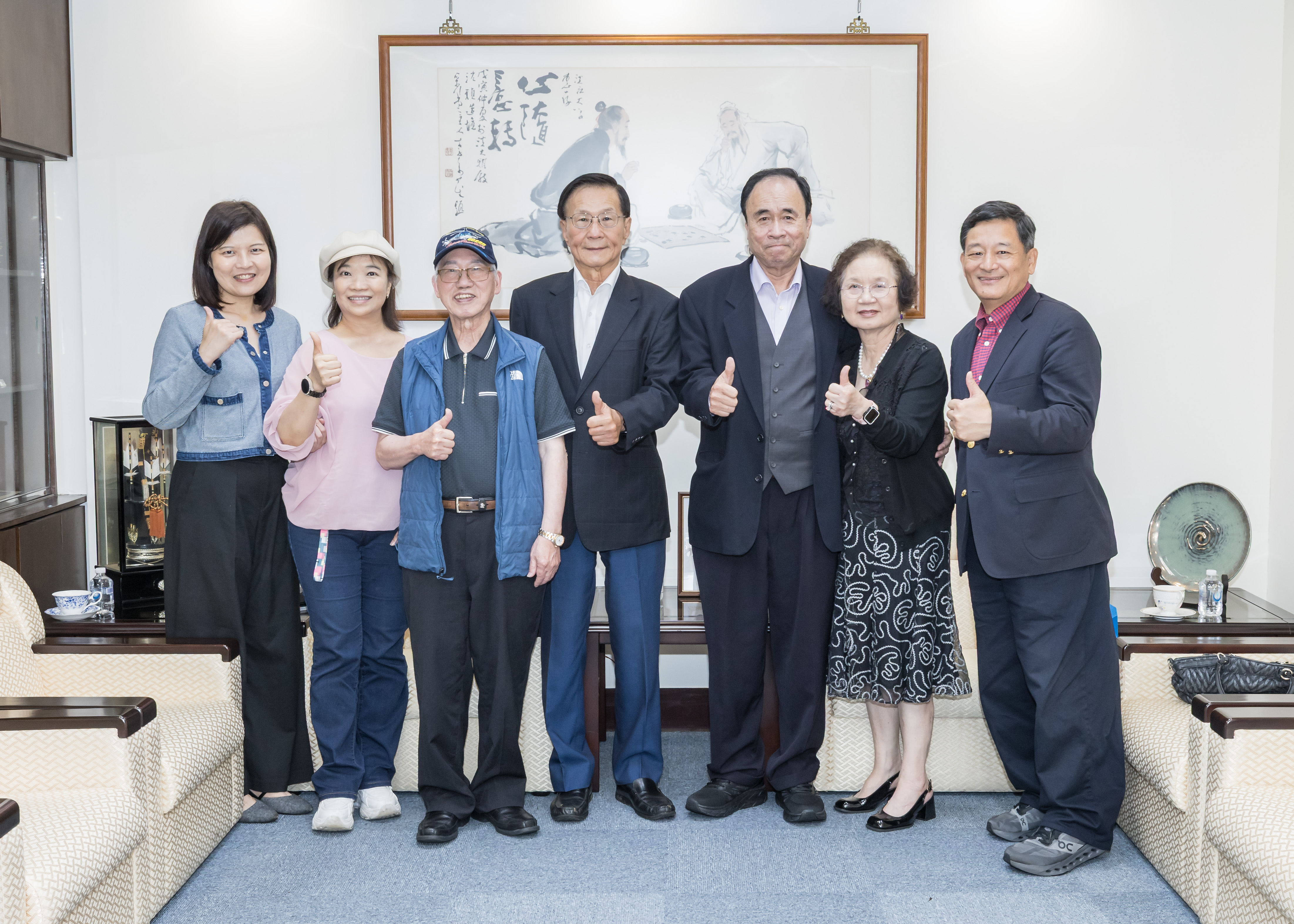 會見北美洲校友會聯合會吳秋煌理事長伉儷、世界校友會聯合會陳松監事長、北加州校友會前會長柯秀玫一行人；校友特別致贈玉石雕刻「招財童子」，祝福母校「招財也招才」，邁向永續經營