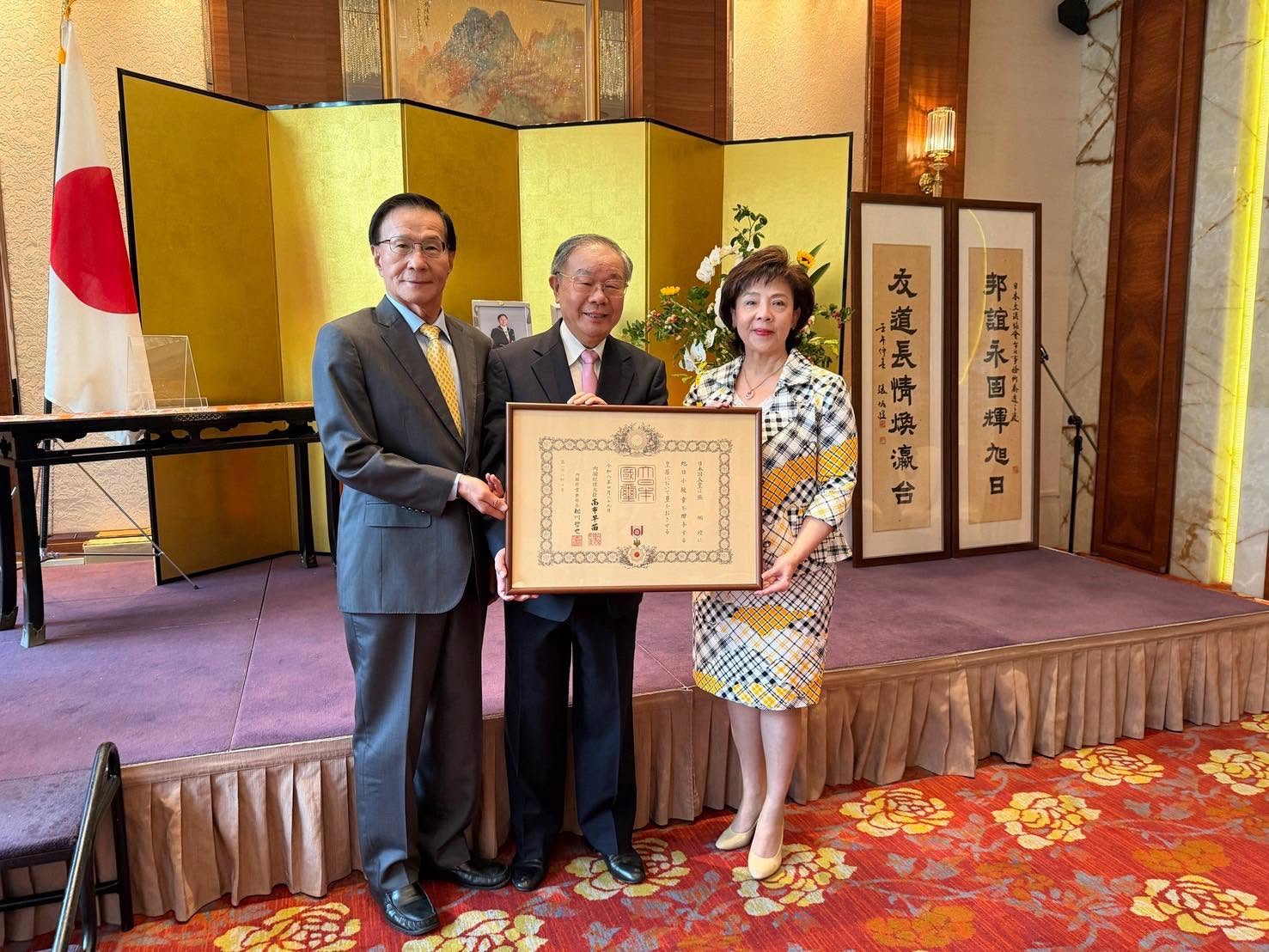 出席「張炳煌獲日本政府授予旭日勳章典禮」